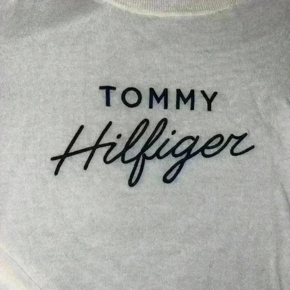 Embroidered Tommy Hilfiger long sleeve soft to the touch shirt - Picture 2 of 4